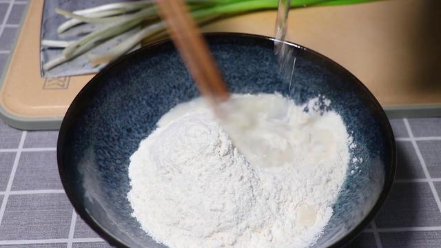 葱花鸡蛋饼的做法，葱花鸡蛋饼的家常做法（葱花鸡蛋饼的家常做法简单）