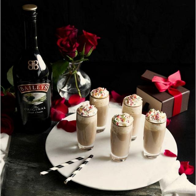 百利甜酒兑什么最好喝，伏特加兑什么容易醉_伏特加兑什么好喝（百利甜酒如何喝出花样）