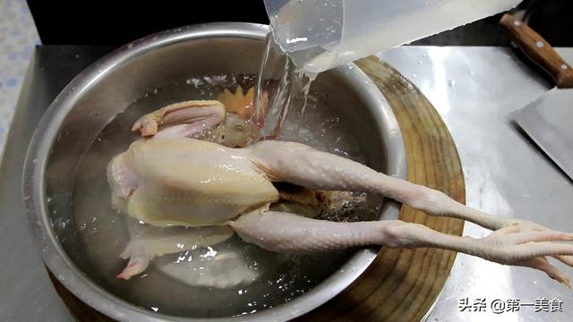 白斩鸡的制作方法和配料，白斩鸡的做法和配料（一定不能直接下锅煮）