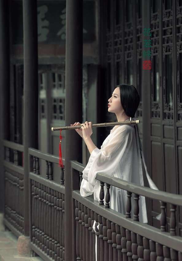 奈何明月照渠沟，奈何明月照渠沟前面一句（花若怜我何须秀）