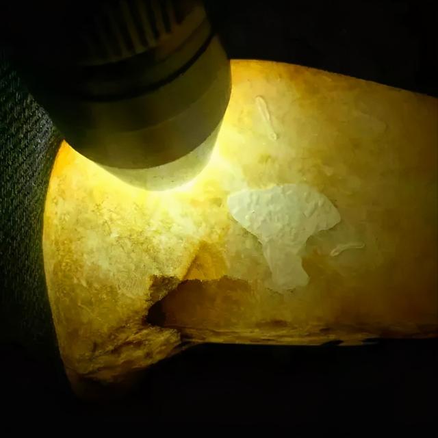 大马坎水石翡翠有什么特点，大马坎是不是好翡翠（经过雕琢过后其身价竟直直翻倍）