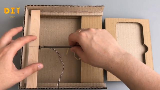 diy手机支架，如何DIY手机支架（用来制作CD机形状的手机支架）