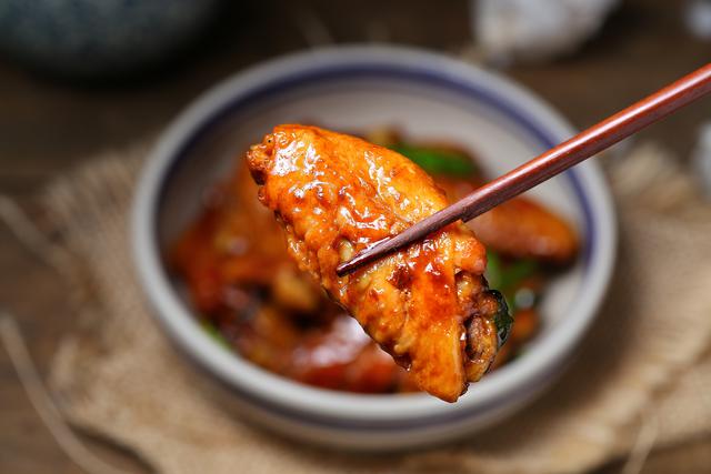 鸡翅怎么去骨鸡翅含有的营养有哪些，鸡翅中如何去骨（鸡翅这做法简直无敌了）