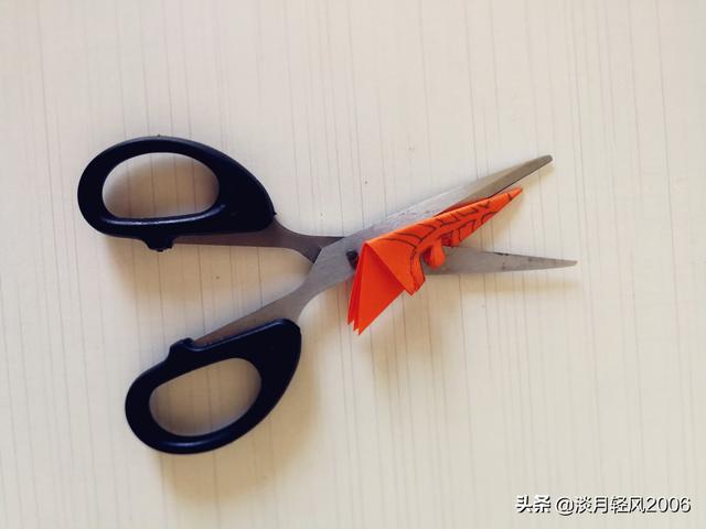 剪窗花的详细步骤图，初学者拿来练手的窗花剪纸教程（我们一起剪窗花）