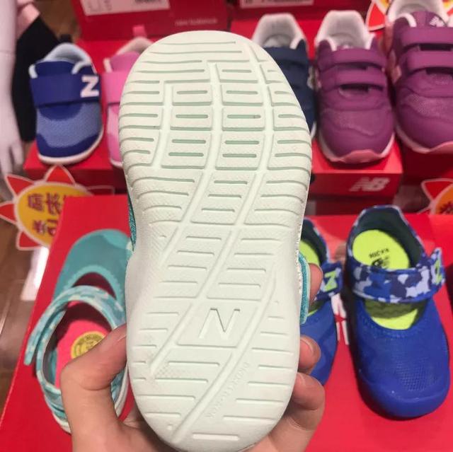 儿童凉鞋怎么选择比较好，儿童凉鞋到底要怎么选