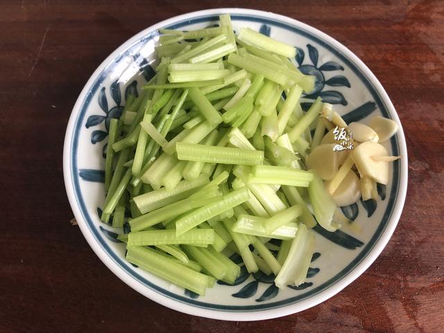 花甲肉怎么做好吃，花甲肉怎么炒（花甲这样吃太爽了）