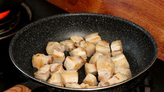 红烧肉的做法家常，中国家常菜谱之红烧肉的做法（大厨教你红烧肉的正确做法）