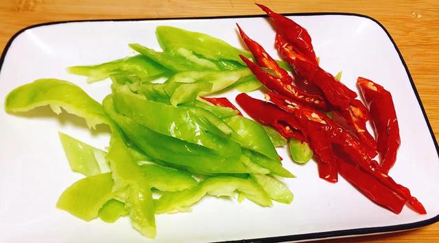 四川火锅鸡，四川正宗火锅底料配方（做成火锅鸡香辣好吃又过瘾）