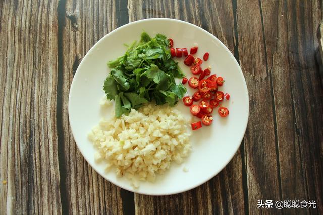 蒜蓉金针菇怎么做，蒜蓉金针菇的制作方法及步骤图示（蒜蓉金针菇的蒜蓉酱是关键）