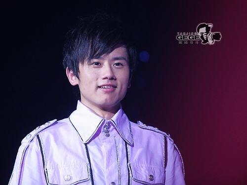 是这么介绍的:2007快乐男声是湖南卫视于2007年举办的大众歌手选秀赛