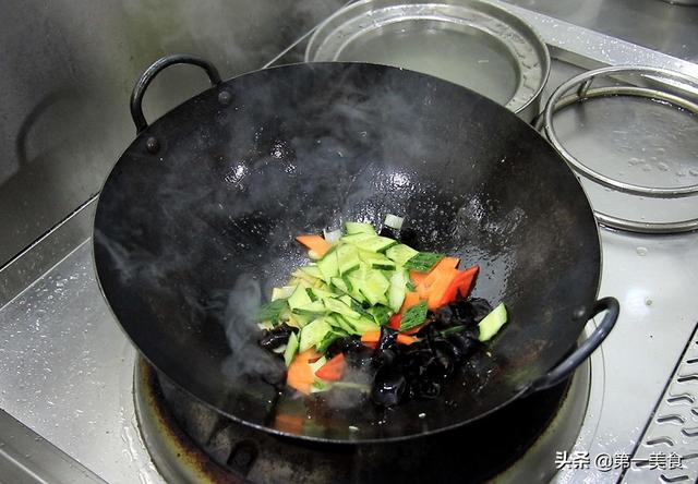 木须肉的家常做法，木须肉的家常做法图片（木须肉要不要先上浆）