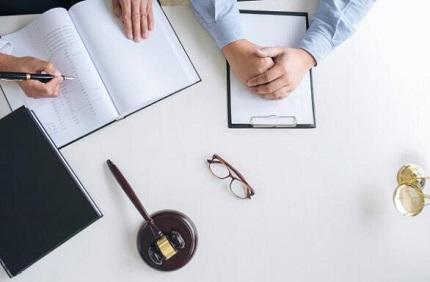 请律师写遗嘱收费标准（遗产分配需要找律师吗）