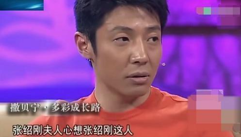 张绍刚，因主持《今日说法》大放异彩，而今他一家三口甜蜜照曝光