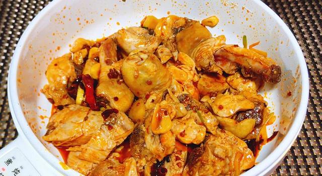 四川火锅鸡，四川正宗火锅底料配方（做成火锅鸡香辣好吃又过瘾）