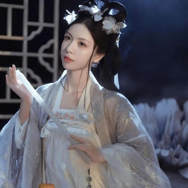 神仙颜值的动漫头像女，神仙动漫女头微信（这些神仙古风女头也太好看了吧）