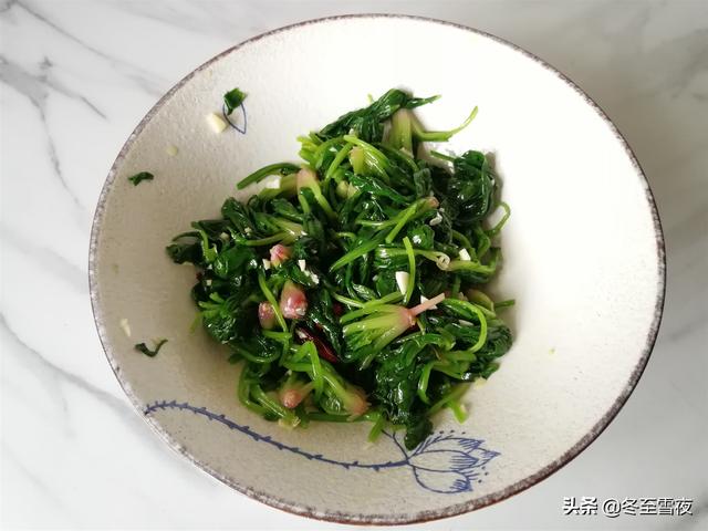 凉拌菠菜花生米，花生米和菠菜怎样凉拌好吃（教你做成夏季开胃凉拌菜）