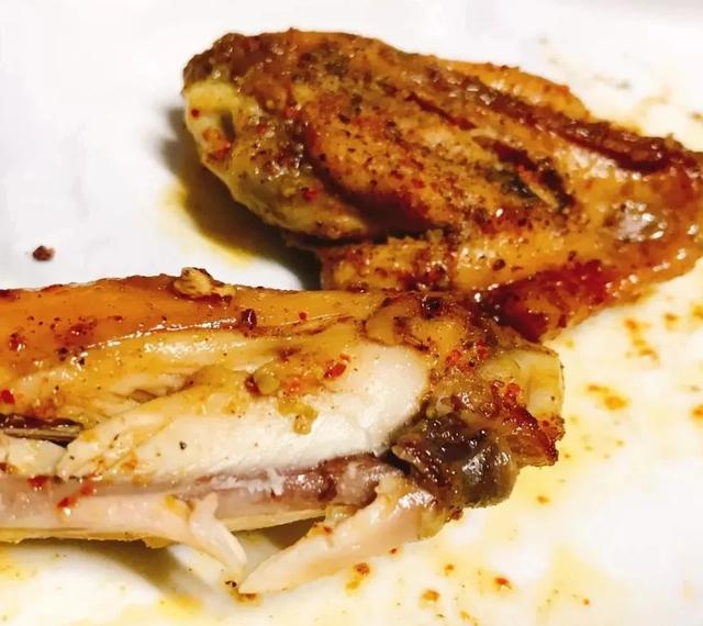 微波炉怎样烤鸡翅，用微波炉烤鸡翅怎么操作（一口嗦完只剩骨头）