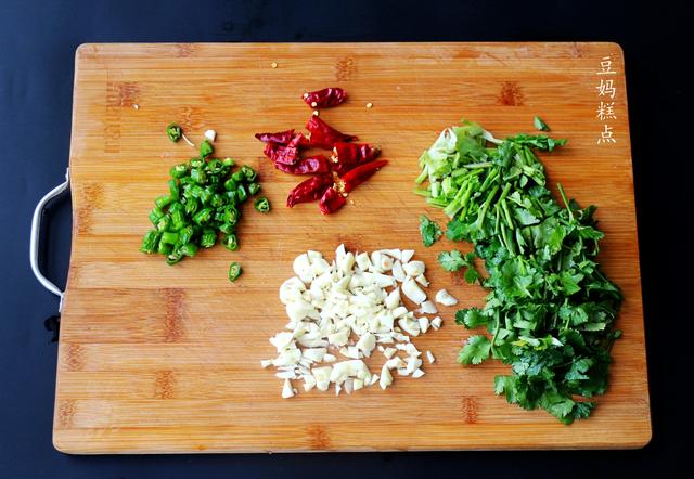 鸡爪怎么泡才好吃，家常泡鸡爪做法（教你“泡鸡爪”）