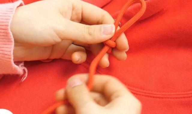 卫衣带子系法，蝴蝶结卫衣带子系法（今年最流行的卫衣绳子打结法）