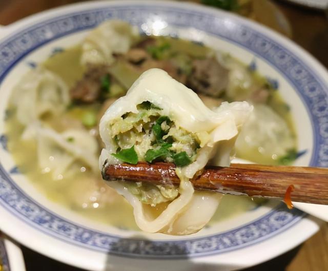 酸菜怎么做好吃，五花肉炖酸菜怎么做好吃（不管是聚会还是家宴都是很好的选择）