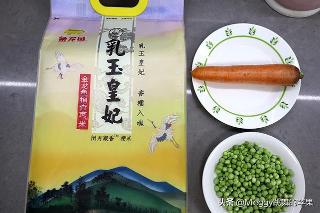豌豆焖饭制作方法，豌豆焖饭怎么做电饭锅（加2料比白米饭营养翻倍）