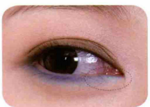 下眼线怎么画，下眼线怎么画显眼睛大（使用蓝色画下眼线）