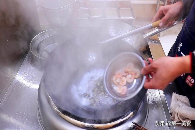 鸡蛋炒米饭的正确做法，米饭粒粒分明太香了