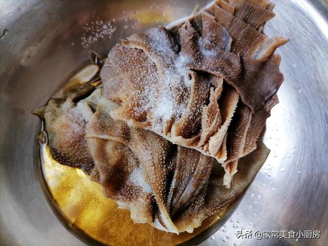 凉拌牛百叶的做法，凉拌牛百叶焯水多长时间（原来饭店里的凉拌牛百叶是这样做的）