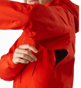 冲锋衣哪个牌子好，国内冲锋衣十大名牌排名（多年穿着登山冲锋衣的经验分享）