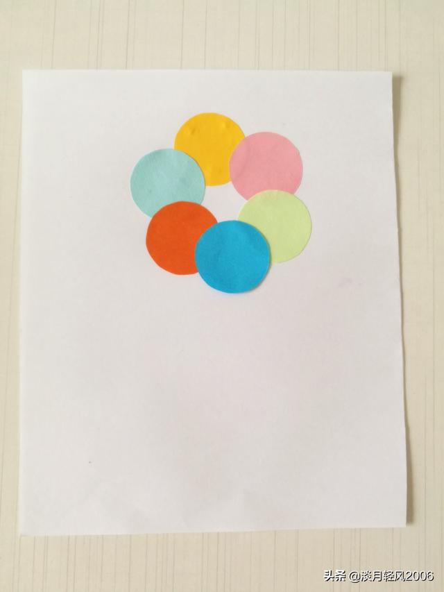 幼儿园最简单手工贺卡，幼儿园手工制作新年贺卡（用卡纸做一枝彩色的花）