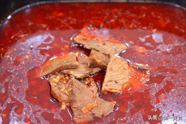 自制火锅底料的做法，自己做火锅底料的做法（厨师长教你一个火锅底料的熬制方法）