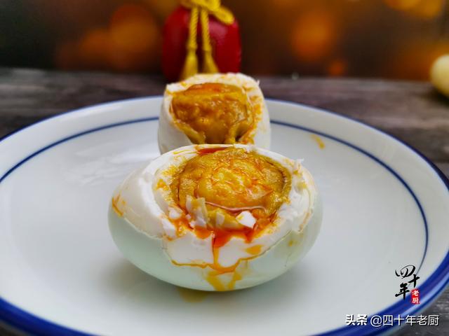 怎样做盐蛋又不咸又有油，怎样做盐蛋又不咸又有油味（干腌法不加1滴水）
