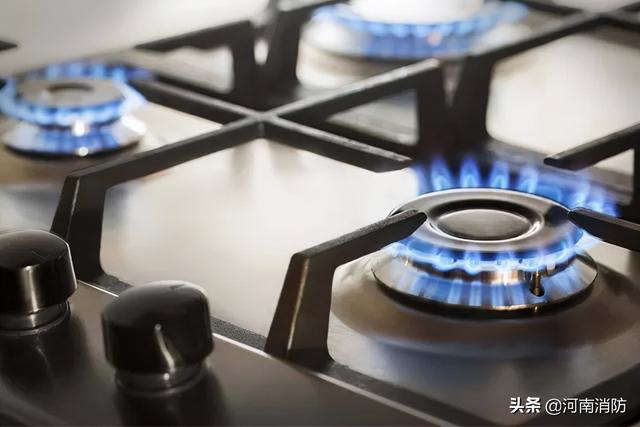 油锅起火应该使用什么方法扑灭，油锅起火正确的扑救方法（14岁女孩教科书操作瞬间化解）