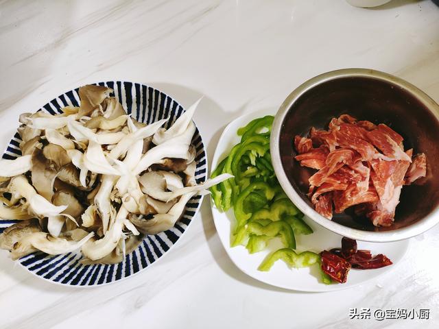 肉片口蘑炒青椒的家常做法，青椒鲜蘑肉片的做法（蛋白质多还有维生素）