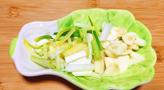 四川火锅鸡，四川正宗火锅底料配方（做成火锅鸡香辣好吃又过瘾）