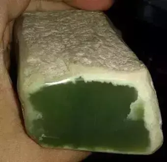 怎么判断是玉还是石头，河边石头怎么分辨玉石（如何鉴别一块石头：是不是玉）