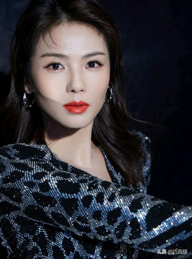 豹纹连衣裙怎么搭配好看，豹纹连衣裙怎么搭配好看女（黑白款豹纹连衣裙竟然穿出小女人感觉）