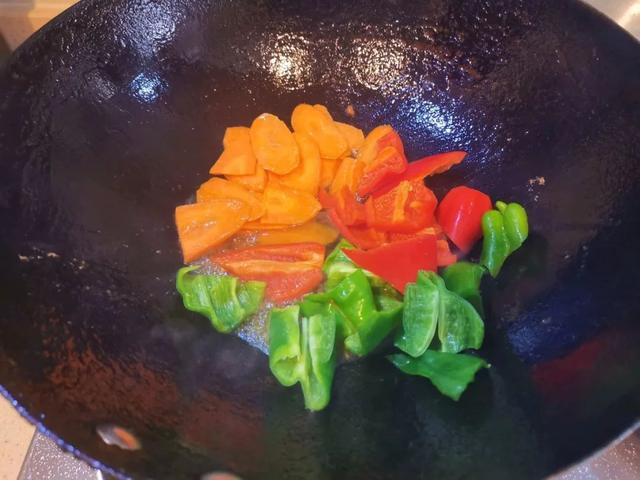 蚝油牛肉是哪里菜，蚝油牛肉是什么地方的菜（老何说菜丨家庭版蚝油双椒牛肉）