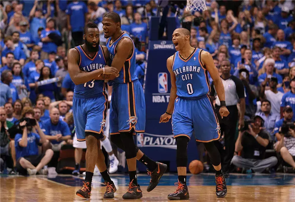 小红书：詹姆斯总决赛比分 生涯首座NBA总冠军！詹姆斯回看2012年总决赛战雷霆