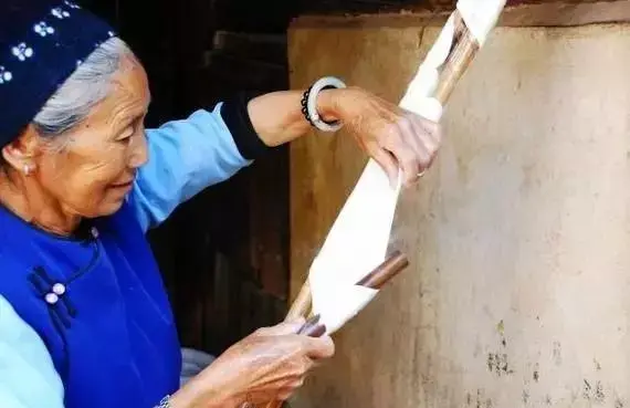 乳扇是什么奶做的，乳扇是怎么做的（大理白族手工美食乳扇）