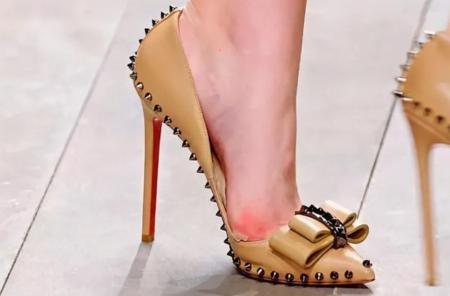 坡跟鞋是什么意思，坡跟鞋与高跟鞋（看看细高跟、小猫跟和坡跟鞋选择技巧）