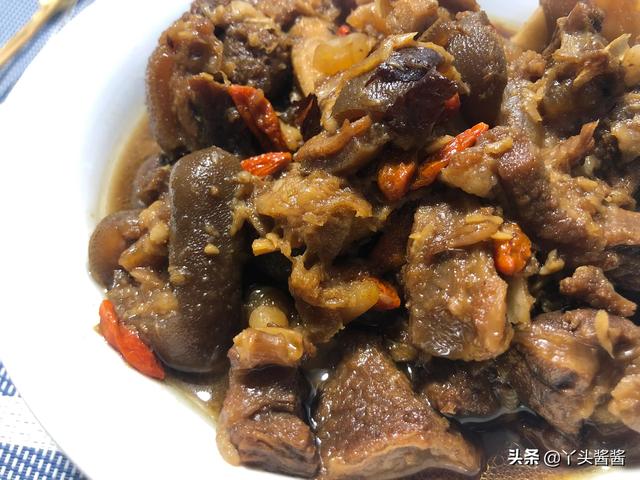 羊肉怎么做好吃而且没有腥味，羊肉怎么煮才能又好吃又没有腥味（记得“1泡1炒4药材”）