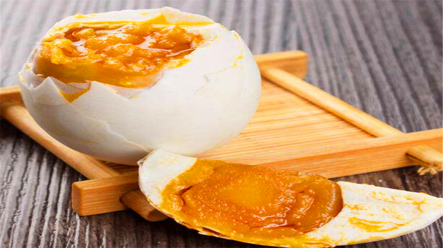 咸鸭蛋的吃法有哪些，咸鸭蛋的功效及吃法（咸鸭蛋的3种美味做法）