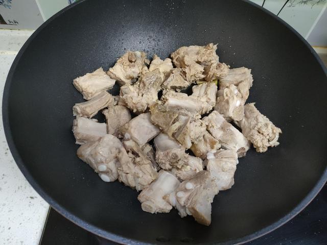 排骨汤炖多久，萝卜排骨汤炖多久（教你正确做法，汤白味鲜特鲜美）