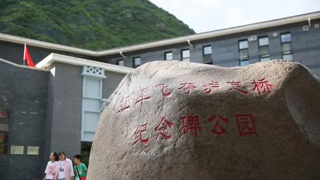 泸定桥简介 资料，泸定桥简介（记者再走长征路 ， 泸定桥）