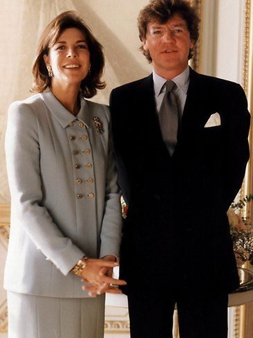 老王今年47岁，膝下一儿一女，儿子已经成婚，目前老王同老伴及未婚的女儿居住在一起。老王的家庭目前属于，　　类型。A核心家庭B联合家庭C主干（却打人、随地尿尿还勾搭老婆闺蜜）