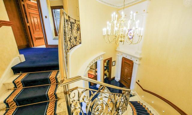 迪拜七星级酒店，迪拜七星级酒店有哪些服务（超奢华七星级住宿楼中楼房间大公开）