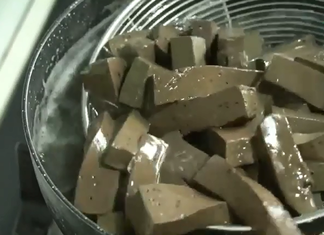 猪血的做法步骤，猪血的各种做法（真的太好吃了）