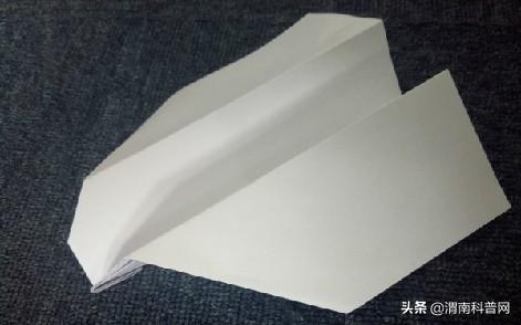 怎样折纸飞机飞得最远，如何折纸飞机飞得最远（纸飞机怎么折才能飞得更远）