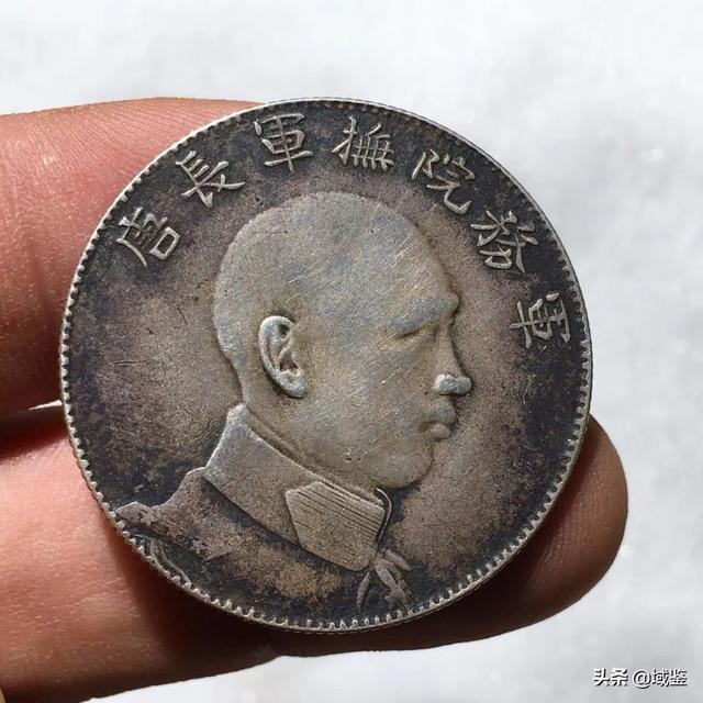 100元怎么看真假，新版100元人民币怎么鉴别真假真伪（袁大头辨别有技巧）